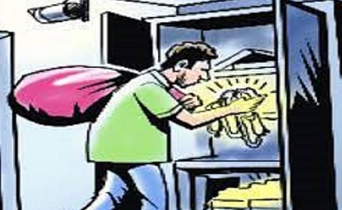 ஸ்ரீவில்லிபுத்தூர் அருகே வீட்டின் பூட்டை உடைத்து 102 பவுன், ரூ.8 லட்சம் திருட்டு