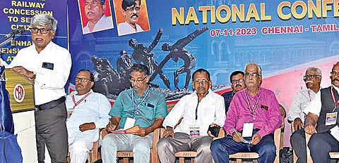 சென்னையில் நேற்று நடைபெற்ற அகில இந்திய மாநில அரசு ஓய்வூதியர்களின் சம்மேளன மாநாட்டில் சம்மேளனத்தின் தலைவர் அசோக் தூல் பேசினார். உடன் பொதுச் செயலாளர் என்.எல். ஸ்ரீ தரன், அகில இந்திய மாநில அரசு ஊழியர் சம்மே ளன பொ துச்செய லாளர் ஸ்ரீ குமார், தமிழ்நாடு அரசு ஓய்வூதியர்கள் சங்க பொதுச்செயலாளர் பி.கிருஷ்ணமூர்த்தி உள்ளிட்டோர். 
படம்: ம.பிரபு