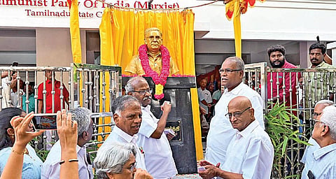 நவம்பர் புரட்சி தினத்தையொட்டி, மார்க்சிஸ்ட் கம்யூனிஸ்ட் சார்பில் பி.ராமமூர்த்தி சிலையை சிஐடியு மாநில தலைவர் அ.சவுந்தரராஜன் , கட்சியின் மாநில தலைமை அலுவலகத்தில் நேற்று திறந்து வைத்தார். உடன் மாநிலச் செயலாளர் கே.பாலகிருஷ்ணன், மூத்த தலைவர்கள் ஜி.ராமகிருஷ்ணன் உள்ளிட்டோர்.