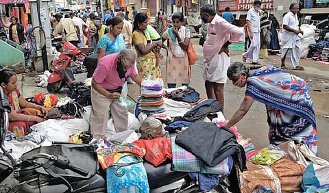 வெளிமாநில வியாபாரிகள் வருகையால் ஈரோடு ஜவுளிச்சந்தையில் களைகட்டிய விற்பனை