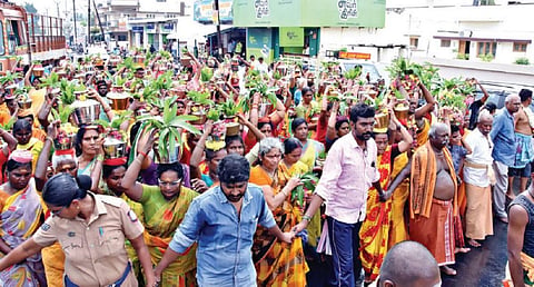 நாமக்கல் ஐயப்பன் கோயிலில் நவ.10-ல் குடமுழுக்கு - தீர்த்தக்குடம் எடுத்து பக்தர்கள் ஊர்வலம்