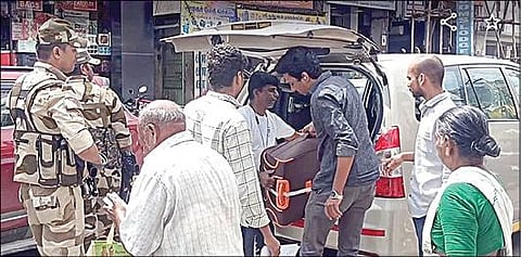 பறிமுதல் செய்யப்பட்ட பணத்தை, திருவண்ணாமலை அண்ணா சிலை அருகே உள்ள பாரத ஸ்டேட் வங்கிக்கு துணை ராணுவப் படை வீரர்கள் பாதுகாப்புடன் சூட்கேஸ்களில் கொண்டுவந்த அதிகாரிகள்.