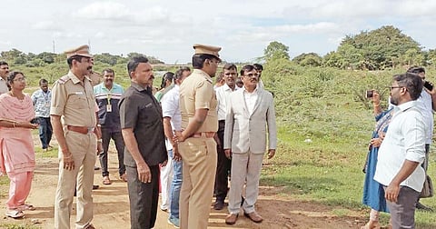 திருநெல்வேலி மணிமூர்த்திஸ்வரத்தில் பட்டியலின இளைஞர்கள் 2 பேருக்கு நிகழ்ந்த வன்கொடுமை தொடர்பாக தேசிய ஆதி திராவிடர் ஆணைய இயக்குநர் ரவி வர்மன் விசாரணை மேற்கொண்டார். படம்: லெட்சுமி அருண்