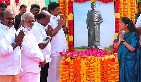 சென்னை மெரினா கடற்கரையில் அமைந்துள்ள வீரமாமுனிவர் சிலைக்கு தமிழக  அரசு சார்பில் மரியாதை செலுத்தப்பட்டது.