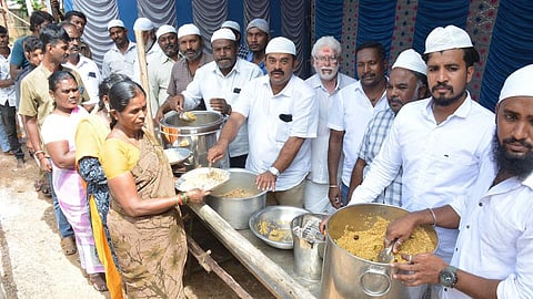 மதநல்லிணக்கத்தை வலியுறுத்தும் வகையில், கிருஷ்ணகிரி சிட்கோ தொழிற்பேட்டை வளாகத்தில் உள்ள செல்வ விநாயகர் கோயிலில் குடமுழுக்கு விழாவில்  பக்தர்களுக்கு இஸ்லாமியர்கள் அன்னதானம் வழங்கினர்.