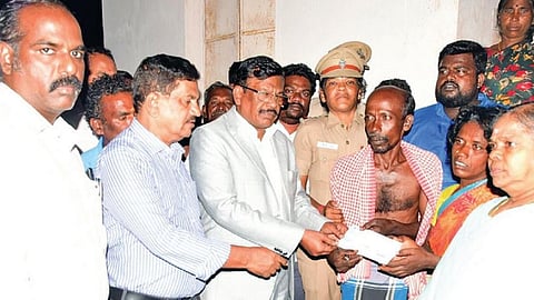 கொப்பம்பட்டியில் வன்கொடுமையால் பாதிக்கப்பட்டு உயிரிழந்த மாணவரின் குடும்பத்தினரிடம் தீருதவித் தொகைக்கான காசோலையை வழங்கிய தேசிய தாழ்த்தப்பட்டோருக்கான ஆணைய இயக்குநர் ரவிவர்மன்.