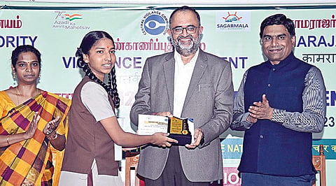 விநாடி-வினா போட்டியில் வெற்றி பெற்ற பள்ளி மாணவர்களுக்கு, சென்னை துறைமுகப் பொறுப்புக் கழக தலைவர் சுனில் பாலிவால் (வலமிருந்து 2-வது) பரிசுகளை வழங்கினார்.  உடன், காமராஜர் துறைமுக மேலாண்மை இயக்குநர் ஐரீன் சிந்தியா மற்றும் சென்னை துறைமுகத்தின் தலைமை கண்காணிப்பு அதிகாரி எஸ்.முரளி கிருஷ்ணன்.