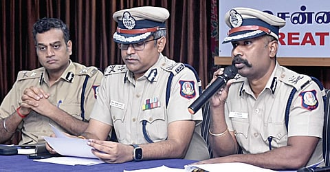 சமூக வலைதளத்தில் வீடியோ பதிவேற்றும் மோகத்தில் அஜாக்கிரதையாக பட்டாசு வெடிக்க கூடாது: மக்களுக்கு காவல் துறை அறிவுறுத்தல்