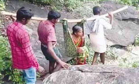 உடுமலை அருகே உடல்நலம் பாதித்தவர்களை தொட்டில் கட்டி தூக்கி செல்லும் மலைவாழ் மக்கள்
