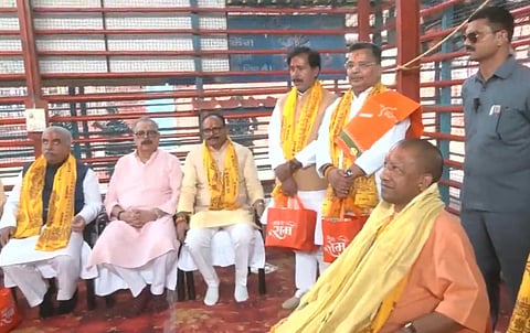 அயோத்தி ராமர் கோயிலில் தனது அமைச்சரவை சகாக்களுடன் முதல்வர் யோகி ஆதித்யாநாத்
