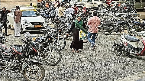 ராணிப்பேட்டை மக்கள் குறைதீர்வு கூட்ட வளாகத்தில் சீரற்ற முறையில் நிறுத்தப்படும் வாகனங்களால் முதியவர்களும், மாற்றுத்திறனாளிகளும் சிரமத்துக்குள்ளாகி வருகின்றனர். |  படம்:ப. தாமோதரன