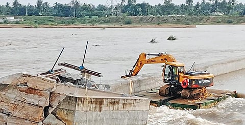 விழுப்புரம் அருகே சேதமடைந்த தளவானூர் தடுப்பணை.