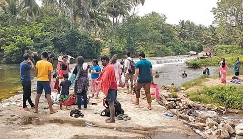 ஆழியாறு ஆற்று பகுதியில் ஆபத்தாக விளங்கும் பள்ளிவிளங்கால் தடுப்பணையில் தடையை மீறி குளிக்கும் சுற்றுலா பயணிகள்.