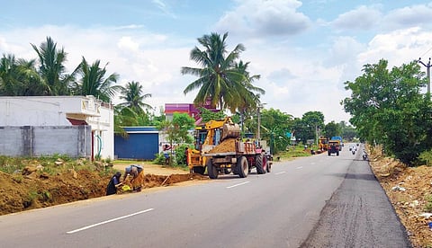 மேட்டூரை அடுத்த மேச்சேரி - தொப்பூர் இடையே சாலை விரிவாக்கப் பணியில் ஈடுபட்டுள்ள பணியாளர்கள்.