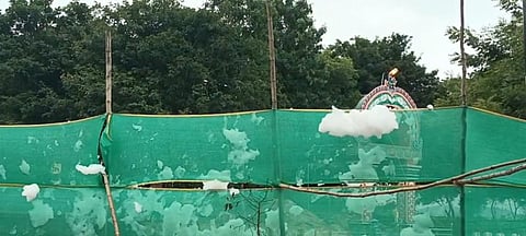 ரசாயன நுரை பொங்கும் மதுரை கண்மாயைச் சுற்றி திரை: அதிகாரிகளின் விநோத நடவடிக்கை