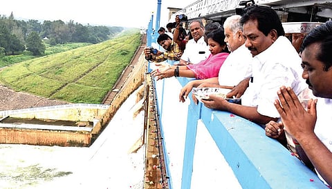 வைகை அணையில் இருந்து பாசனத்துக்கு தண்ணீரை திறந்து வைத்த அமைச்சர்கள் ஐ.பெரியசாமி, பி.மூர்த்தி. உடன் தேனி, மதுரை, திண்டுக்கல் மாவட்ட ஆட்சியர்கள் மற்றும் எம்எல்ஏக்கள்.