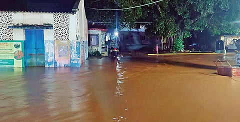 வத்தலகுண்டு அருகே விராலிப்பட்டி கிராமத்தில் நள்ளிரவில் வீடுகளை சூழ்ந்த வெள்ளம்.