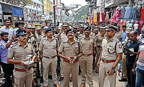 தீபாவளிக்காக சென்னையில் பல்வேறு இடங்களில் செய்யப்பட்டுள்ள பாதுகாப்பு ஏற்பாடுகள் குறித்து காவல்ஆணையர் சந்தீப் ராய் ரத்தோர் நேற்று நேரில் ஆய்வு செய்தார். அப்போது ட்ரோன் முலம் மேற்கொள்ளப்படும் கண்காணிப்பு பணிகளை பார்வையிட்டார். காவல் கூடுதல் ஆணையர் பிரேம் ஆனந்த் சின்ஹா (தெற்கு), இணை ஆணையர் சிபி சக்ரவர்த்தி (தெற்கு மண்டலம்) உள்ளிட்டோர் உடனிருந்தனர். படம்: ம.பிரபு