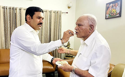 தந்தை எடியூரப்பாவிடம் ஆசி பெற்ற மகன் விஜயேந்திரா