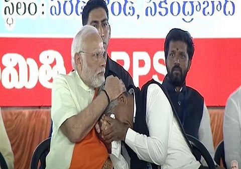 மண்ட கிருஷ்ணா மடிகாவை பிரதமர் மோடி தேற்றிய தருணம்