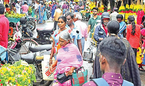 திருநெல்வேலி டவுன் பூ மார்க்கெட்டில் குவிந்த மக்கள்.
படம்: மு.லெட்சுமி அருண்
