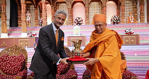 லண்டனில் உள்ள ஸ்ரீ சுவாமிநாராயண் கோயிலில் வெளியுறவுத் துறை அமைச்சர் ஜெய்சங்கர் | படம்: எக்ஸ்