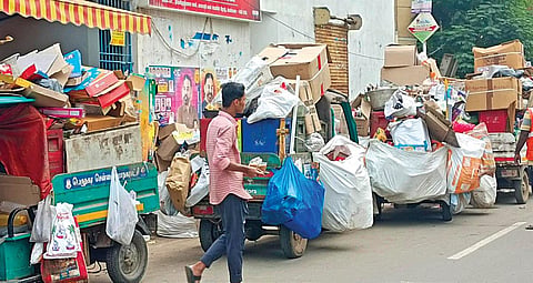 சென்னை கொளத்தூர் பகுதியில் பட்டாசு வெடித்ததால் உருவான குப்பையைச் சேகரித்து, வரிசை கட்டி நிற்கும் மாநகராட்சி வாகனங்கள். படம்: ம.பிரபு