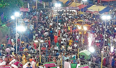 கிணத்துக்கடவு அருகே வடசித்தூரில் நேற்று மயிலந்தீபாவளியை முன்னிட்டு ஊர் திடலில் கூடிய மக்கள் அங்குள்ள ராட்டினங்களில் விளையாடி மகிழ்ந்தனர். 
படம்: எஸ்.கோபு