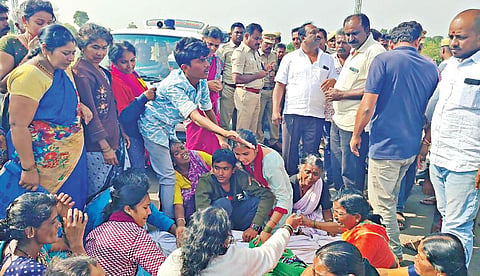 ஓசூர் அருகே சானமாவு கிராமத்தில், உயிரிழந்த மாதேவம்மாவின் உடலை சாலையில் வைத்து மறியலில் ஈடுபட்ட உறவினர்கள்.