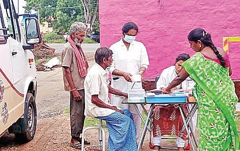 சுகாதாரத்துறை சார்பில் கோவை அன்னூரில் நடைபெற்ற காய்ச்சல் சிறப்பு மருத்துவ முகாம்.