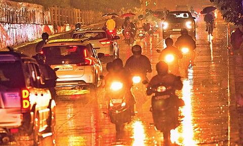 தீபாவளி முடிந்து மக்கள் சென்னை திரும்பினர்: புறநகரில் போக்குவரத்து நெரிசல், மழையால் அவதி