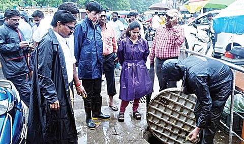 சென்னை திருவிக நகர், அங்காளம்மன் கோயில் தெருவில் உள்ள மழைநீர் வடிகாலில் மழைநீர் சீராக வெளியேறுவதை மேயர் ஆர்.பிரியா நேற்று பார்வையிட்டு ஆய்வு செய்தார். ஆய்வின்போது, சென்னை மாநகராட்சி ஆணையர் ஜெ .ராதாகிருஷ்ணன் , தலைமைப் பொறியாளர் (பொது) எஸ்.ராஜேந் திரன் மற்றும் அலுவலர்கள் உடனிருந்தனர்.
