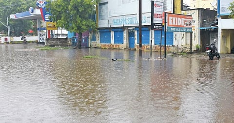 விழுப்புரம் தீயணைப்பு நிலையம் அருகே சாலையில் தேங்கி நிற்கும் மழை நீர்.