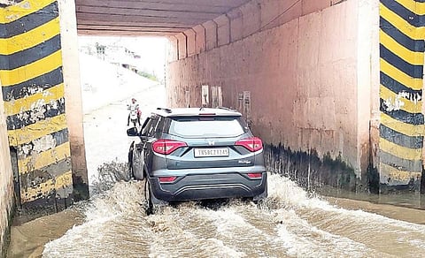 ரயில்வே சுரங்க பாதையில் தேங்கிய மழைநீர்: விருதுநகர் - கூரைக்குண்டு மாணவர்கள், பொதுமக்கள் தவிப்பு