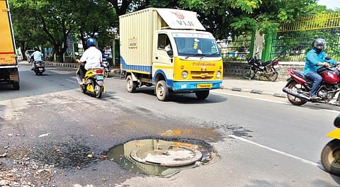 ஏற்றம், இறக்கமாய் பாதாள சாக்கடை மூடிகள்: சிரமத்துக்குள்ளாகும் புதுப்பேட்டை வாகன ஓட்டிகள்
