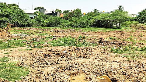 திருக்காலிமேடு பகுதியின் 2-வது குறுக்கு கவரைத்தெரு பகுதியில் அரசு உயர்நிலைப் பள்ளிக்கு வழங்கப்பட்டுள்ள நிலம் சீரமைக்கப்பட்டு சர்வே பணிகளுக்காக தயார் நிலையில் உள்ளது.