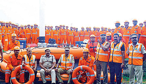 வடகிழக்கு பருவமழை மீட்பு பணியில் ஈடுபட தயார் நிலையில் உள்ள பேரிடர் மீட்பு குழுவினர்.