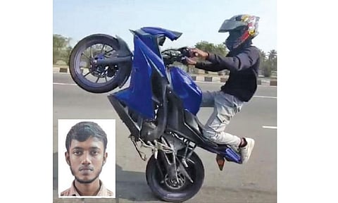 கோவை - சேலம் தேசிய நெடுஞ்சாலையில் ஊத்துக்குளி பகுதியில் அபாயகரமான வகையில் இருசக்கர வாகனத்தில் வீலிங் சாகசம் செய்த
துரைராஜ் (உள்படம்) துரைராஜ்