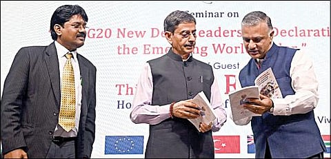 சென்னை அண்ணா பல்கலைக்கழகத்தில் நேற்று நடந்த கருத்தரங்கில் ஆளுநர் ஆர்.என்.ரவி, வளரும் நாடுகளுக்கான ஆராய்ச்சி தொழில்நுட்ப அமைப்பு இயக்குநர் ஜெனரல் சச்சின் சதுர்வேதி மற்றும் பல்கலைக்கழக துணைவேந்தர் வேல்ராஜ் ஆகியோர் பங்கேற்றனர். படம்: எஸ்.சத்தியசீலன்