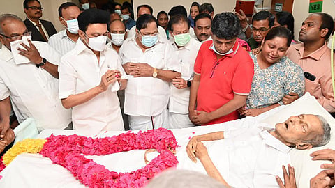 சென்னையில் உடல்நலக் குறைவால் காலமான மார்க்சிஸ்ட் கம்யூனிஸ்ட் கட்சியின் மூத்த தலைவர் என்.சங்கரய்யா உடலுக்கு அஞ்சலி செலுத்திய முதல்வர் மு.க.ஸ்டாலின்.