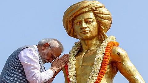 ஜார்க்கண்ட் மாநிலம் குந்தி நகரில் உள்ள பிர்சா முண்டா  அருங்காட்சியகத்தில் உள்ள அவரது சிலைக்கு பிரதமர் மோடி நேற்று மாலை அணிவித்து மரியாதை செலுத்தினார். படம்: பிடிஐ