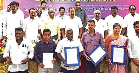 விழுப்புரம் மாவட்டத்தில் தொழில் தொடங்க தமிழக அரசுடன் புரிந்துணர்வு ஒப்பந்தம் செய்த  தொழில் முதலீட்டாளர்களுடன் அமைச்சர்கள் பொன்முடி, மஸ்தான் மற்றும் ஆட்சியர் பழனி உள்ளிட்டோர்.