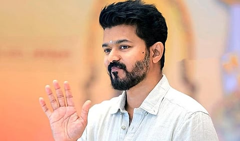 மழை காலத்தையொட்டி பொதுமக்களுக்கு இலவச அரிசி, சர்க்கரை: விஜய் மக்கள் இயக்கத்தினர் வழங்கினர்