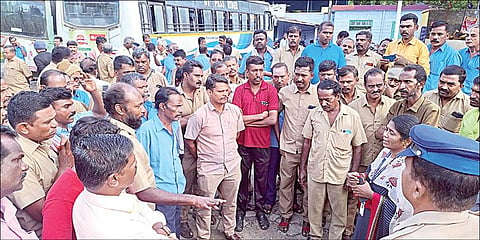 வீரவநல்லூரில் அரசு பேருந்து நடத்துநர் மற்றும் ஓட்டுநர் ஆகியோர் வெட்டப்பட்டதைக் கண்டித்து, பாபநாசம் பணிமனையில் நேற்று போராட்டத்தில் ஈடுபட்ட போக்குவரத்து தொழிலாளர்கள்.