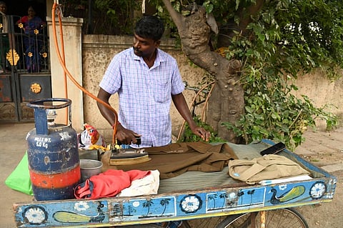 மதுரையில் கேஸ் சிலிண்டரில் இயங்கும் 'இஸ்திரி பெட்டி'க்கு வரவேற்பு - சலவைத் தொழிலாளர்கள் மகிழ்ச்சி