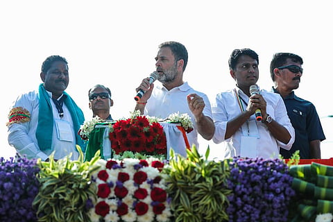 வாராங்கலில் நடைபெற்ற தேர்தல் பிரச்சாரத்தில் பங்கேற்ற ராகுல் காந்தி