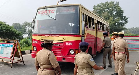 கோவை வாளையாறு சோதனைச் சாவடி பகுதியில் பேருந்தில் சோதனை நடத்திய போலீஸார்.   
