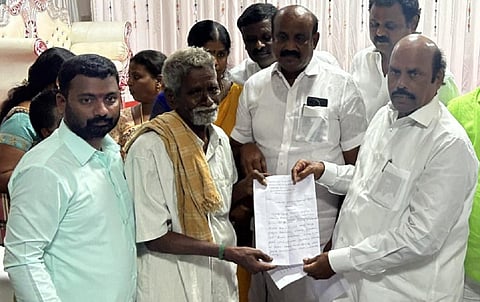 அமைச்சர் எ.வ.வேலுவிடம் மனு அளித்த விவசாயிகளின் குடும்பத்தினர்.