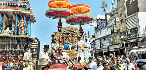திருவண்ணாமலை கார்த்திகை தீபத் திருவிழாவில் 2-ம் நாள் உற்சவத்தில் நேற்று காலை தங்க சூரிய பிரபை வாகனத்தில் சந்திரசேகரர் பவனி வந்தார்.
