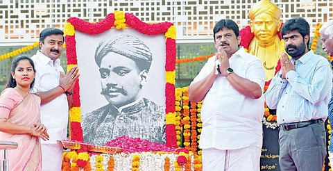 கப்பலோட்டிய தமிழன் வ.உ.சிதம்பரனாரின் 87-வது நினைவு நாளையொட்டி, சென்னை காந்தி மண்டப வளாகத்தில் அமைந்துள்ள அவரது சிலைக்கு அருகில் அலங்கரித்து வைக்கப்பட்டிருந்த படத்துக்கு தமிழ் வளர்ச்சி மற்றும் செய்தித் துறை அமைச்சர் மு.பெ.சாமிநாதன், மேயர் பிரியா, துணை மேயர் மகேஷ்குமார் மற்றும் துறை உயர் அலுவலர்கள் மலர் தூவி அஞ்சலி செலுத்தினர்.